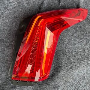 2017-2019 Cadillac XT5 Right Passenger OEM GM taillight tail lamp 84244999